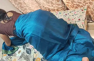 Prex Indian Kamwali seduces the brush possible Circe with dank lusty hump